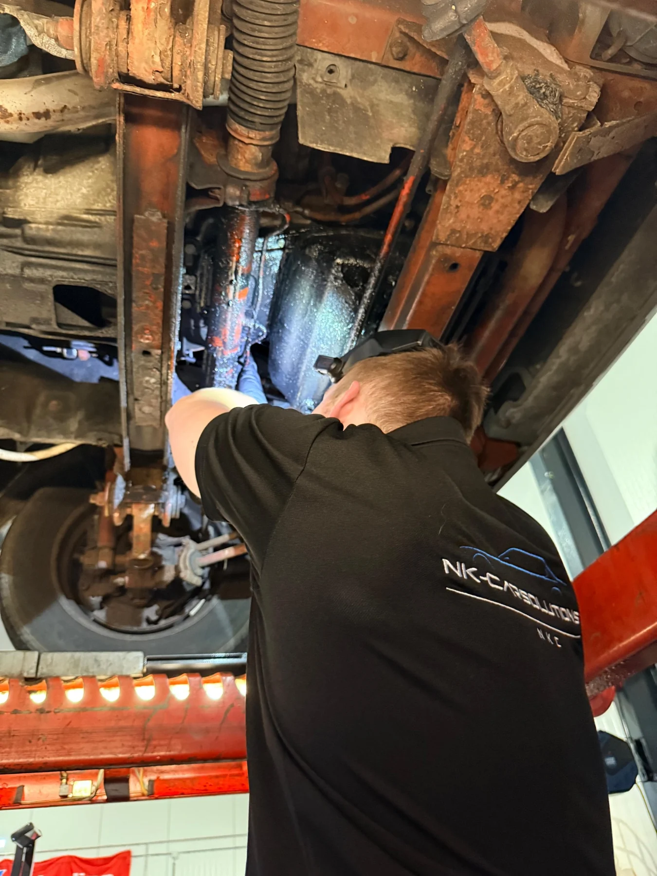 Grondige reparaties onder de auto