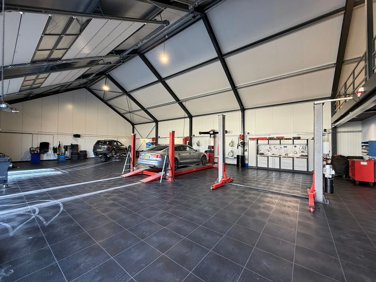 Interieur van de werkplaats van NK Carsolutions in Marwijksoord, Drenthe